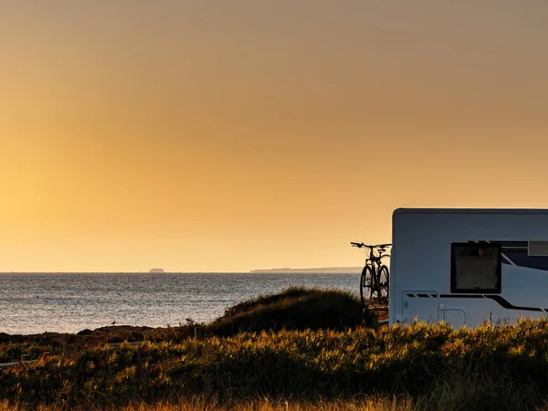Camper Recreatieve Voertuig Met Fiets Kamperen Het Strand Middellandse Zee — Stockfoto