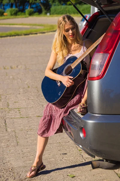 Hippie Uitziende Vrouw Met Lange Rok Zittend Bestelwagen Camper Trailer — Stockfoto