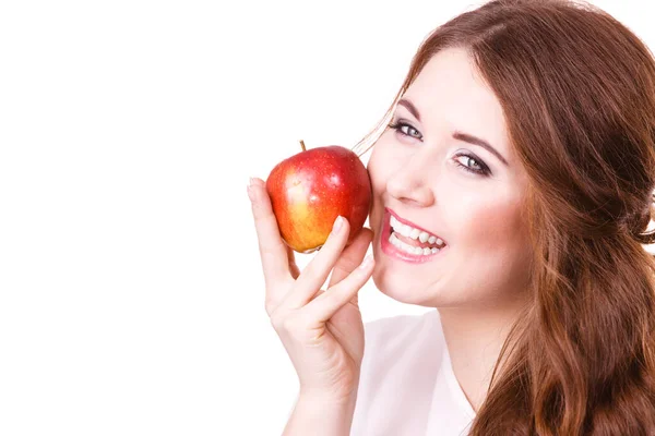 Mujer Sosteniendo Fruta Roja Manzana Mano Cerca Cara Sonriente Aislada — Foto de Stock