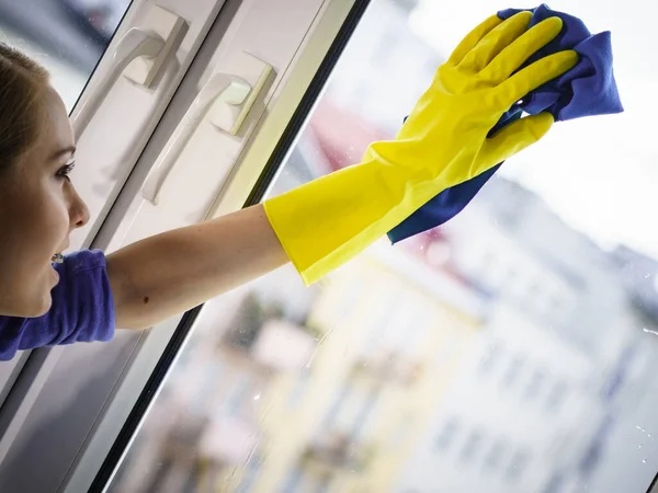 Mujer Usando Detergente Limpieza Tela Para Limpiar Vidrio Ventana Casa —  Fotos de Stock