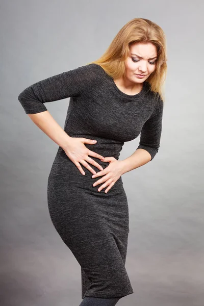 痛みの期間 月経けいれん問題概念 非常に体調不良を感じて胃のけいれんを有する女性 — ストック写真