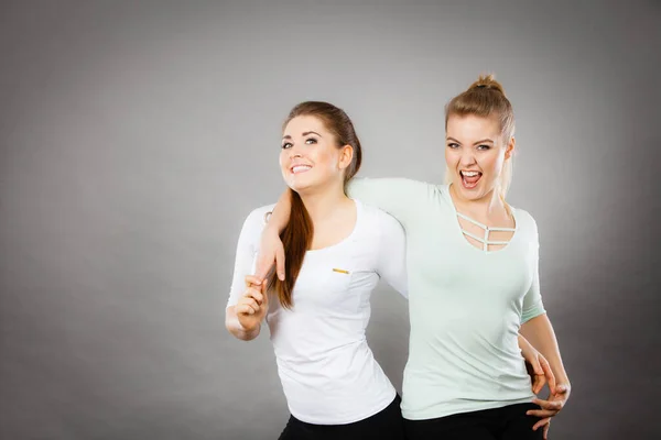 Amizade Conceito Relações Humanas Duas Mulheres Felizes Amigos Divertindo Sorrindo — Fotografia de Stock