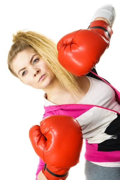 Deportiva Mujer Confiada Usando Guantes Boxeo Rojos Luchando Estudio Sobre —  Fotos de Stock