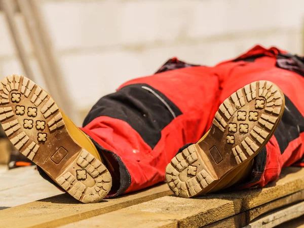 Onherkenbare Persoon Bouwplaats Met Beschermende Werker Rode Zwarte Broek Zool — Stockfoto