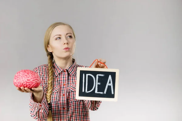 Mujer Joven Sosteniendo Cartel Idea Pizarra Negra Cerebro Falso Estudio — Foto de Stock