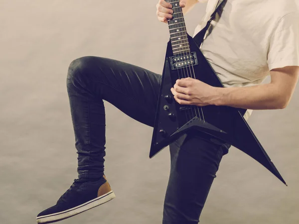 Hombre Tocando Guitarra Eléctrica Durante Concierto Instrumento Musical Adolescente Chico — Foto de Stock