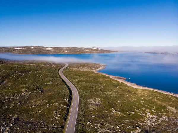 空中展望 道路Hardangervidda山高原を横断し 湖の上に雲 朝の時間 ノルウェーの風景 国の観光客 Hardangerviddaルート — ストック写真
