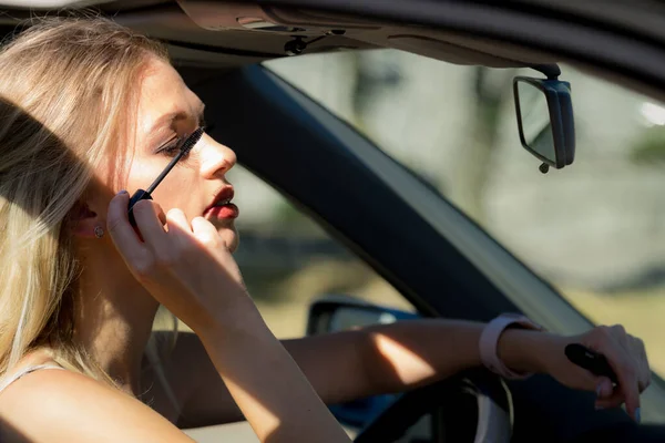 Mujer Atractiva Joven Mirando Espejo Retrovisor Pintando Sus Pestañas Aplicando —  Fotos de Stock