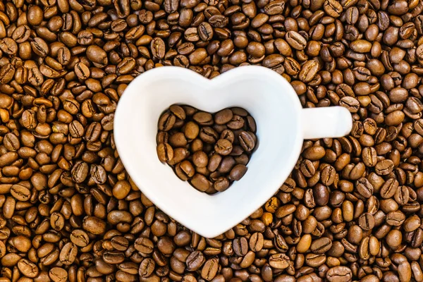 Ora Del Caffè Tazza Bianca Forma Cuore Sfondo Chicchi Caffè — Foto Stock