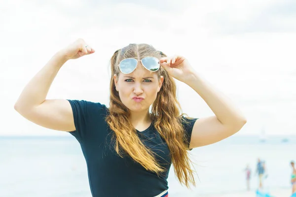 Eğlenceli Komik Kadın Kol Kaslarını Gösteriyor Yaz Boyunca Güneş Gözlüğü — Stok fotoğraf
