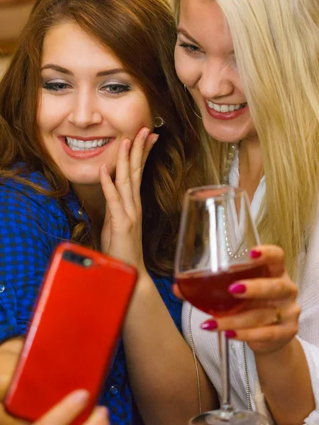 Chicas Felices Mejores Amigos Beber Alcohol Club Nocturno Chismorrear Hablar —  Fotos de Stock