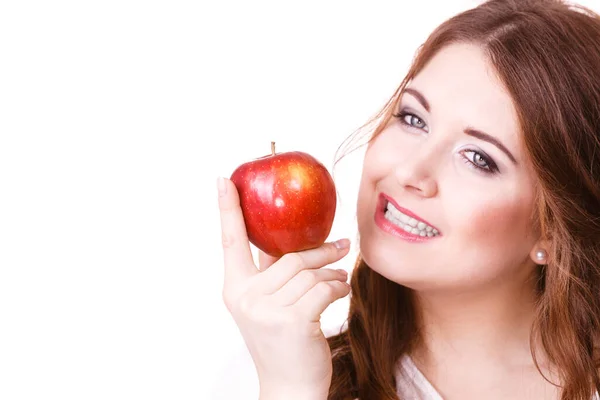 手里拿着红色苹果果实的女人 面带微笑 与白色隔离 健康饮食 高纤维饮食概念 — 图库照片