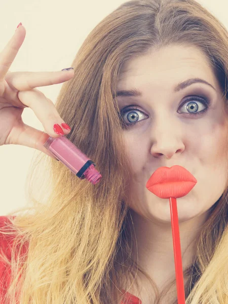 Junge Erwachsene Frau Die Lippenstift Oder Lipgloss Aufträgt Und Sich — Stockfoto