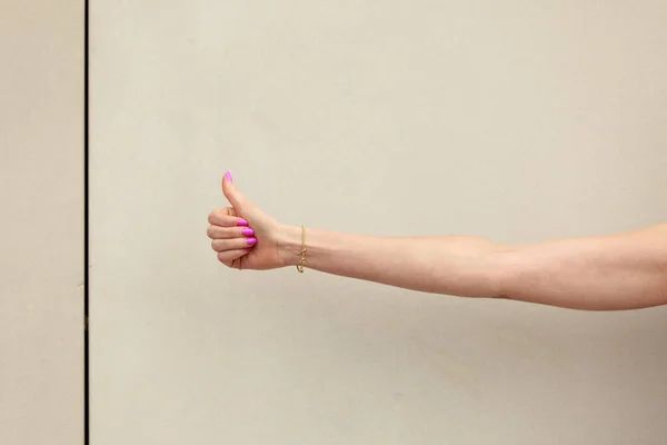 Женская Рука Подает Большой Палец Вверх Жест Одобрение Знак Успеха — стоковое фото