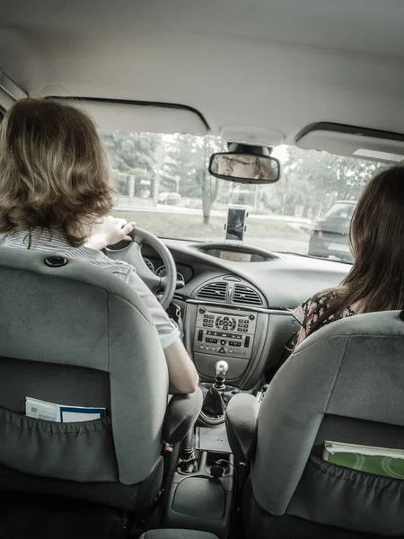 旅行中的男人和女人 朋友坐在车内驾驶骑行的某个地方 — 图库照片