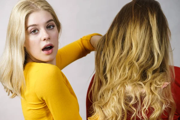 Kobieta Podekscytowana Patrząc Jej Przyjaciółkę Długi Ombre Kolor Włosów Kolory — Zdjęcie stockowe