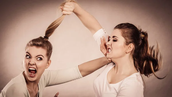 Twee Agressieve Vrouwen Die Ruzie Hebben Boos Elkaar Zijn Vrouwelijk — Stockfoto