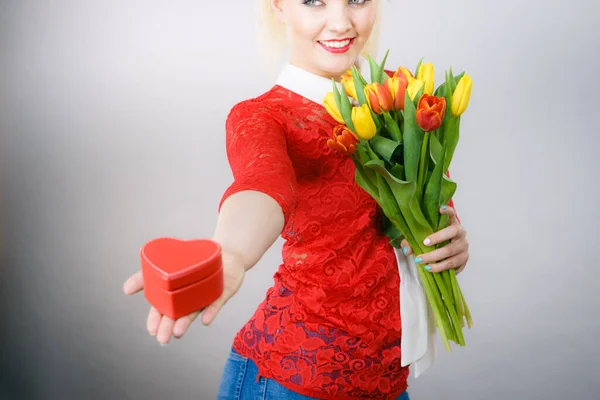 Frau Mit Blumenstrauß Aus Tulpen Und Geschenkbox Herzform Frauentag März — Stockfoto