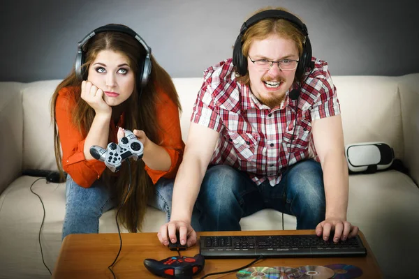 Woman Trying Convince Her Man Game Pad Better — Stock Photo, Image