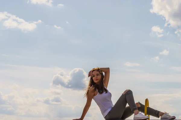 Joven Modelo Moda Bonita Mujer Sentada Pared Hormigón Con Camiseta —  Fotos de Stock