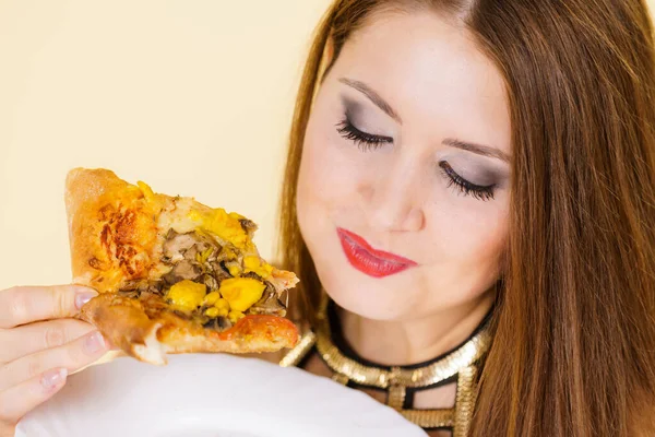Jovem Mulher Comendo Fatia Pizza Fresca Quente Deliciosa Refeição Fast — Fotografia de Stock