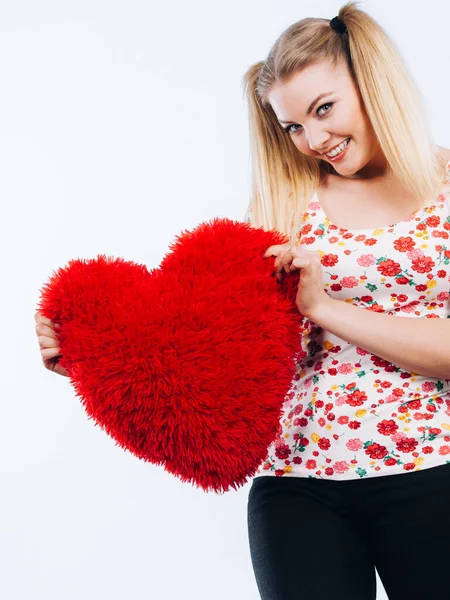 Mulher Adolescente Feliz Segurando Travesseiro Forma Coração Dia Dos Namorados — Fotografia de Stock
