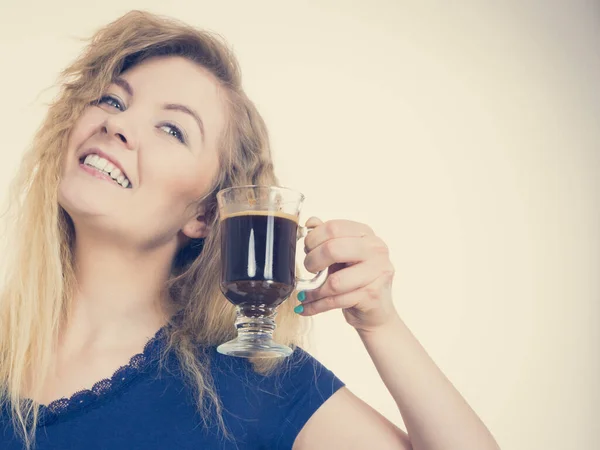 Pozytywne Kobieta Gospodarstwa Czarna Kawa Około Picia Uzyskiwanie Energii Rano — Zdjęcie stockowe
