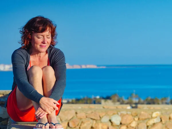 西班牙海岸上的成熟女人享受新鲜的空气和阳光 放假休息一下 — 图库照片