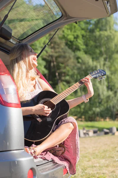 Hippie Uitziende Vrouw Met Lange Rok Zittend Bestelwagen Camper Trailer — Stockfoto