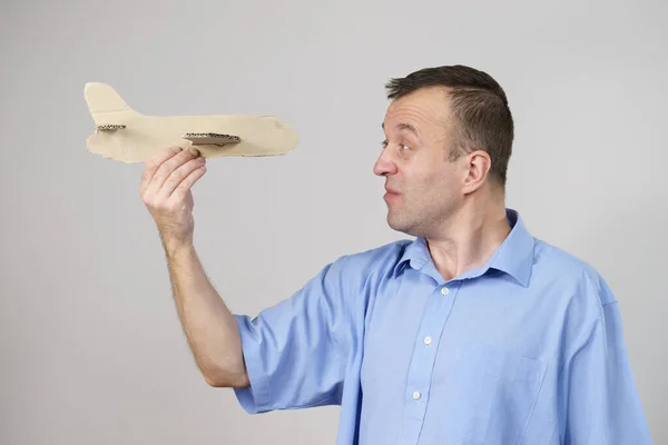 Sinek Korkusu Metaforu Havadan Korkma Konsepti Adamı Uçağı Elinde Tutuyor — Stok fotoğraf