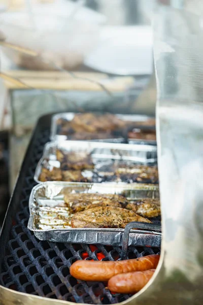 烤肉烤架上美味的腌制各式肉 户外烧烤晚餐 — 图库照片