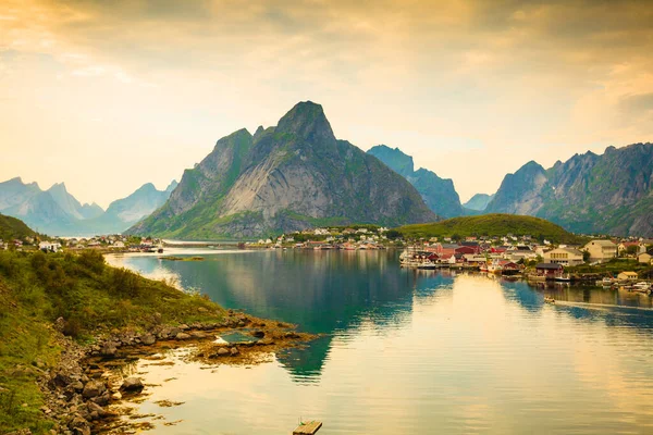 Scénická Fjordová Krajina Vesnicí Reine Pobřežní Příroda Ostrými Vysokými Vrcholky — Stock fotografie