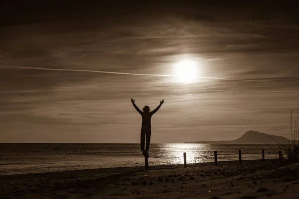 Frau Morgengrauen Strand Blick Auf Den Horizont Sonnenaufgang Mit Erhobenen — Stockfoto