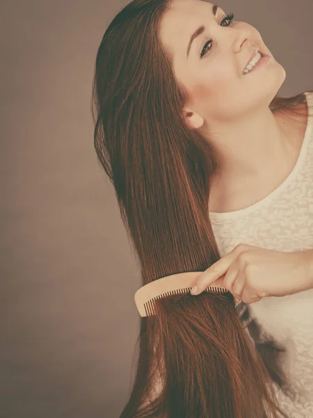 Haarverzorging Ochtend Haarstyling Concept Gelukkig Vrouw Borstelen Haar Lang Donker — Stockfoto