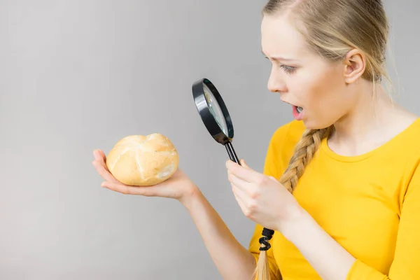 Mulher Chocada Segurando Pão Pão Lupa Examinar Ingredientes Produto Trigo — Fotografia de Stock