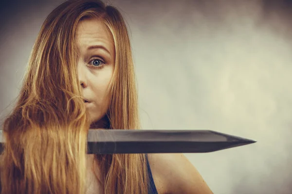 Haarschnitt Friseurkonzept Verrücktes Mädchen Mit Langen Blonden Haaren Das Schwert — Stockfoto