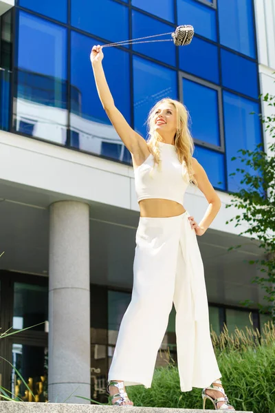 Vrolijke Vrouwelijke Mode Model Presenteren Casual Elegante Outfit Vrouw Houden — Stockfoto