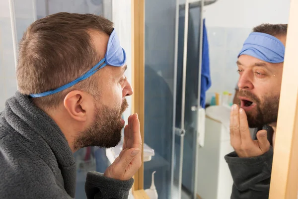 Αστείος Ενήλικος Άντρας Που Φοράει Eyemask Στο Κεφάλι Έχοντας Προβλήματα — Φωτογραφία Αρχείου