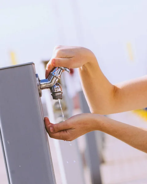 Mujer Lavándose Las Manos Bebiendo Agua Limpia Del Grifo — Foto de Stock