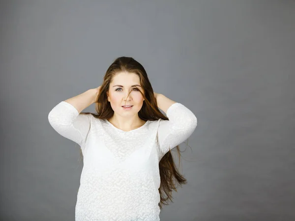 Mulher Feliz Positivo Com Cabelos Castanhos Longos Apresentando Seu Penteado — Fotografia de Stock