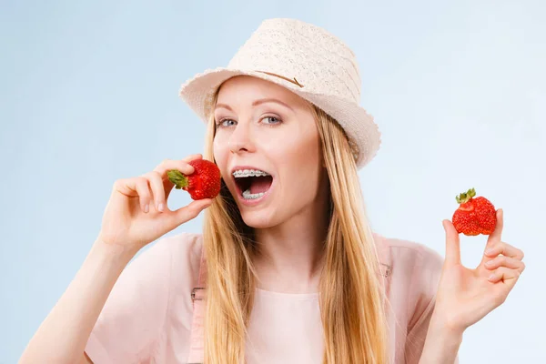 快乐开朗少女年轻女人准备夏天穿着粉红衣服和拿着红色的果实甜草莓的太阳帽子 — 图库照片