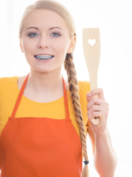 Glückliche Frau Mit Hölzernem Küchenspachtel Mit Herz Liebessymbol Kochgeschirr Konzept — Stockfoto