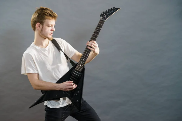 ギグ中にエレキギターで演奏する男 音楽趣味を持つ10代の少年 — ストック写真