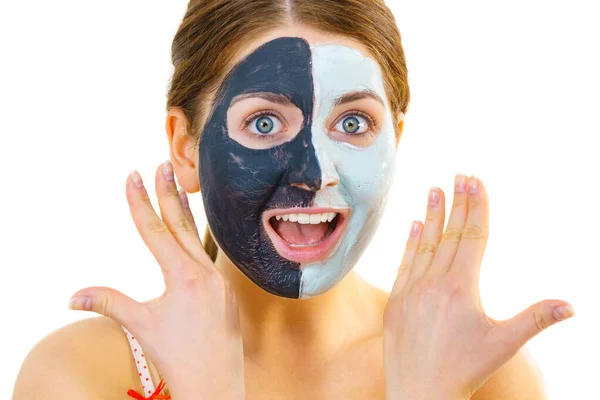 Vrouw Met Klei Carbo Zwart Masker Halve Gezicht Witte Modder — Stockfoto