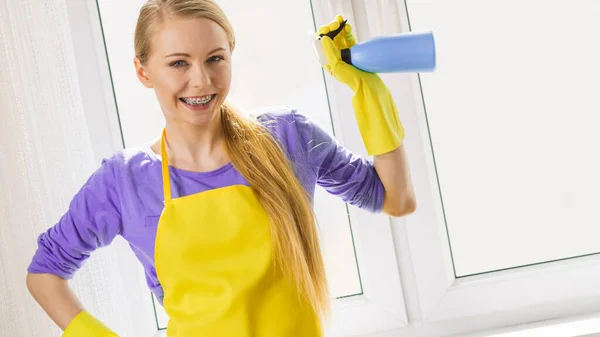 Young Housewife Cleaner Woman Washing Window Home Using Spray Detergent — Stock Photo, Image