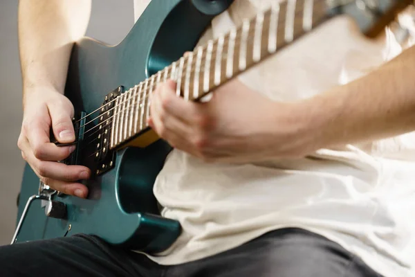 Close Homem Tocando Guitarra Elétrica Durante Show Estúdio Música Instrumentos — Fotografia de Stock