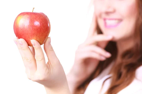 Молода Брюнетка Рекомендує Здорове Харчування Тримає Червоне Яблуко Руці Зосереджується — стокове фото