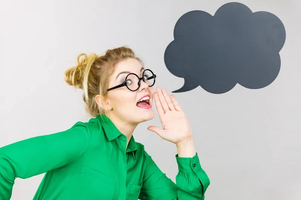 Geschäftsfrau Mit Grünem Hemd Und Brille Schreit Jemand Etwas Schwarzes — Stockfoto