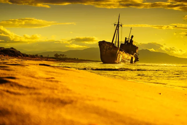 Ett Gammalt Övergivet Skeppsvrak Förliste Båt Sjunket Skepp Står Strandkusten — Stockfoto