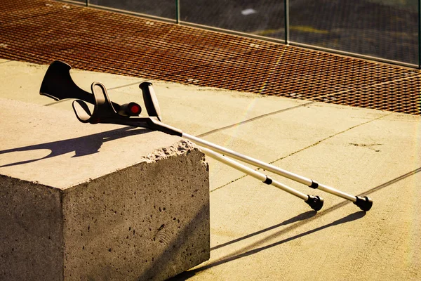 Crutches Outdoor Bench Accident Broken Leg Travel — Stock Photo, Image